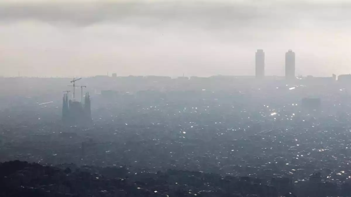 Imatge d'un dia amb molta contaminació a Barcelona