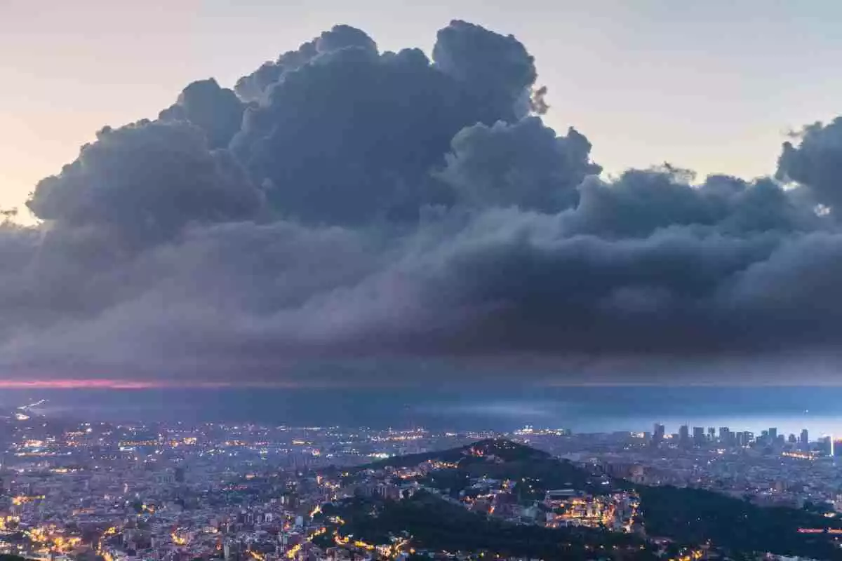 Imatge d'una nuvolada davant la costa de Barcelona