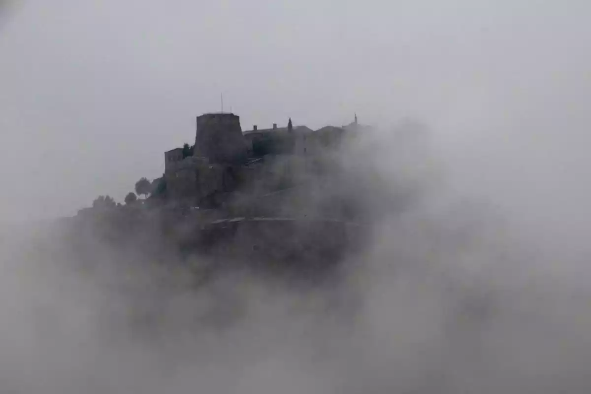 Imatge del castell de Cardona, al Bages, entre la boira