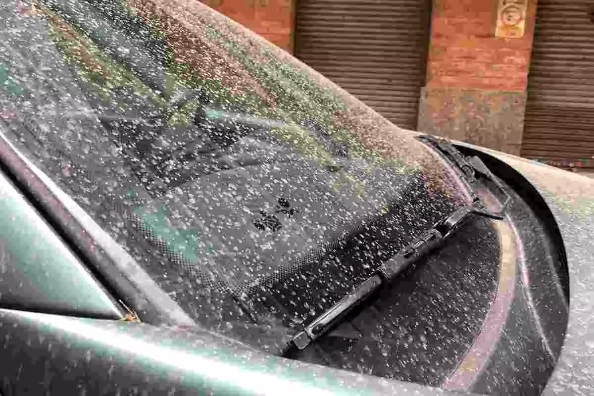 Imatge d'un cotxe tacat per la pluja de fang