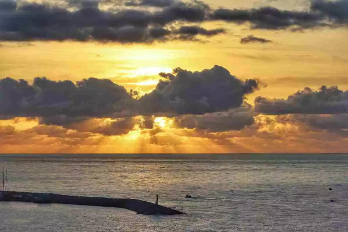 Imatge d'una sortida de sol a Arenys de Mar, al Maresme