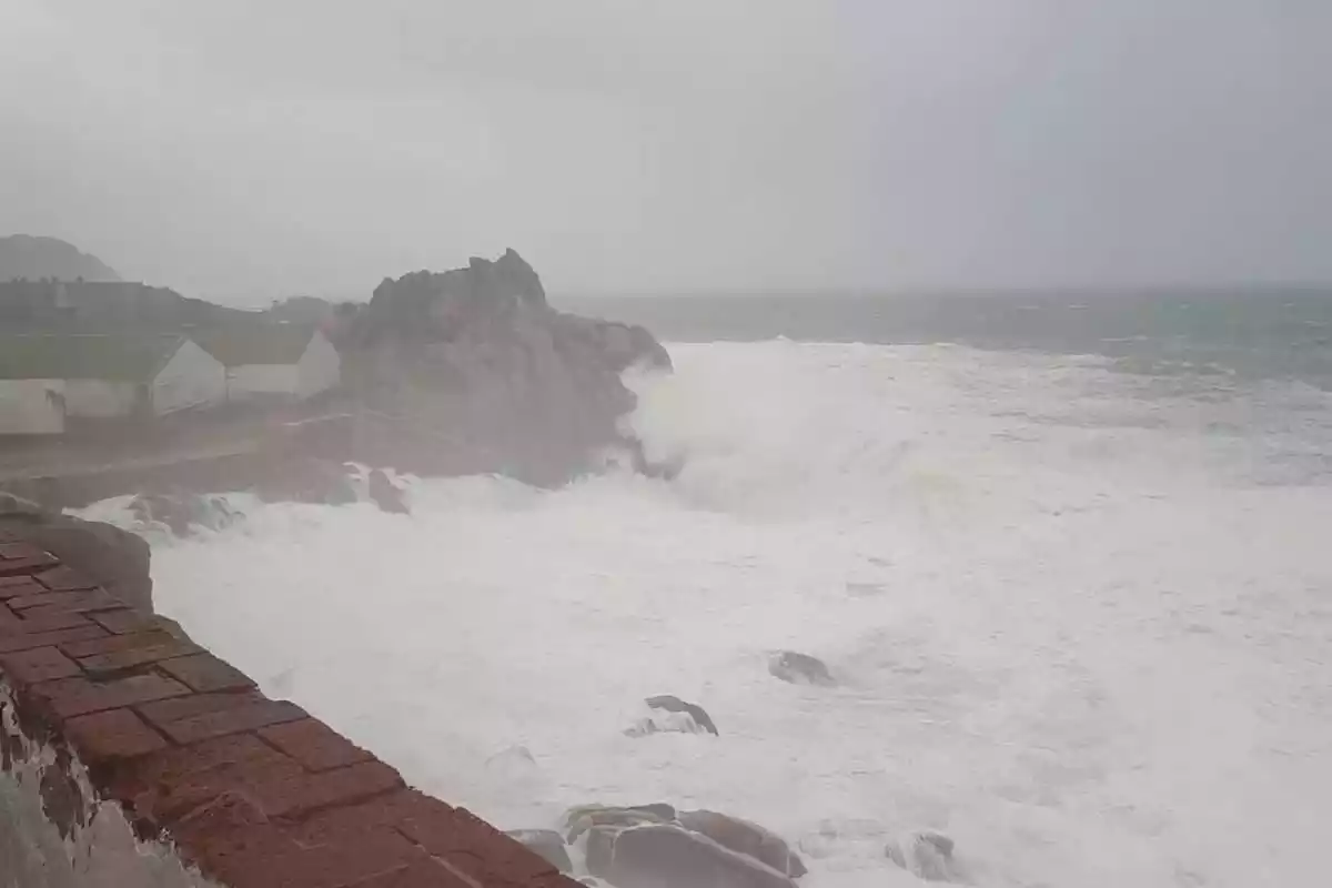 Imatge d'un temporal de llevant afectant al Baix Empordà