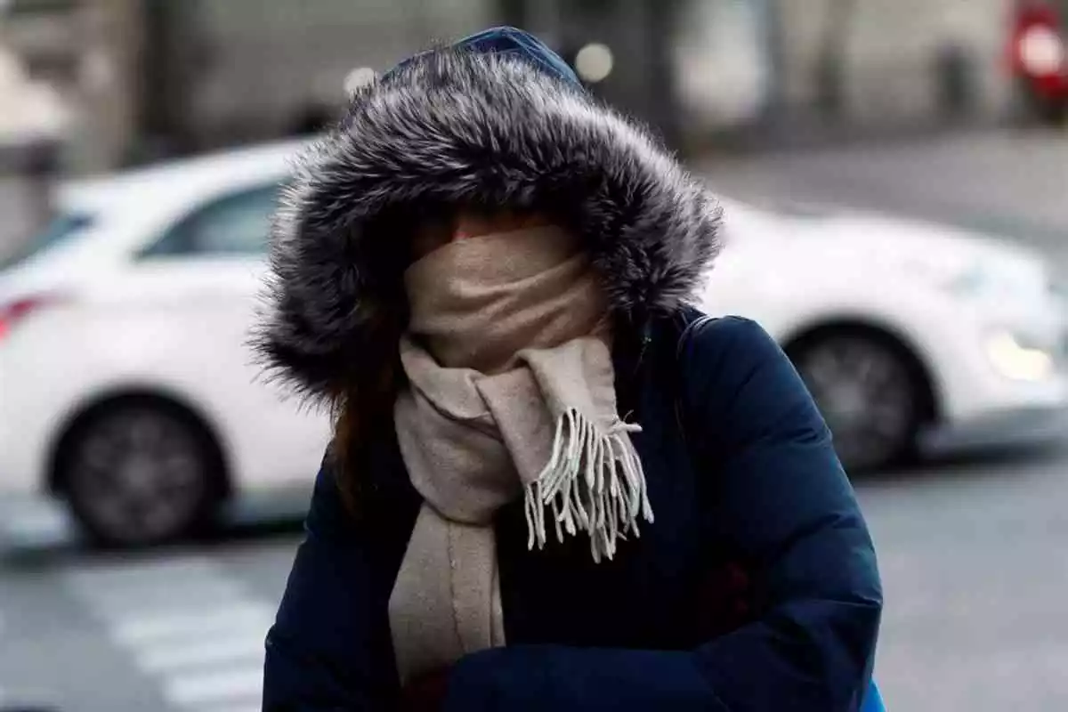 Imatge d'una dona ben tapada pel fred