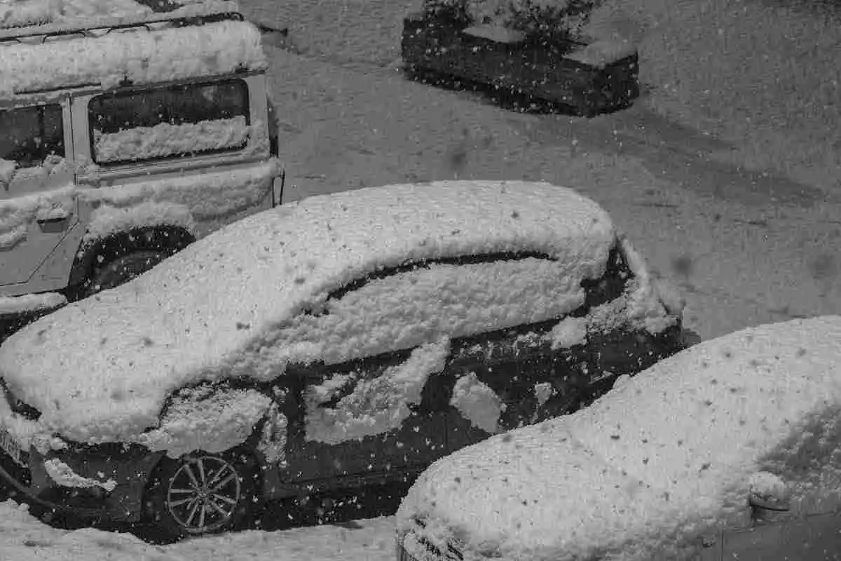 Imatge de cotxes plens de neu