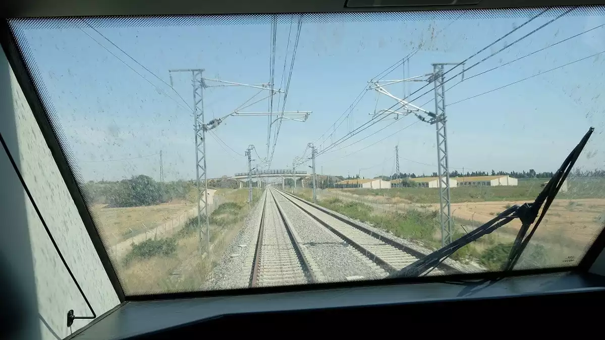 Imatge de la doble via de la variant de Vandellòs, des de la cabina d'un tren.