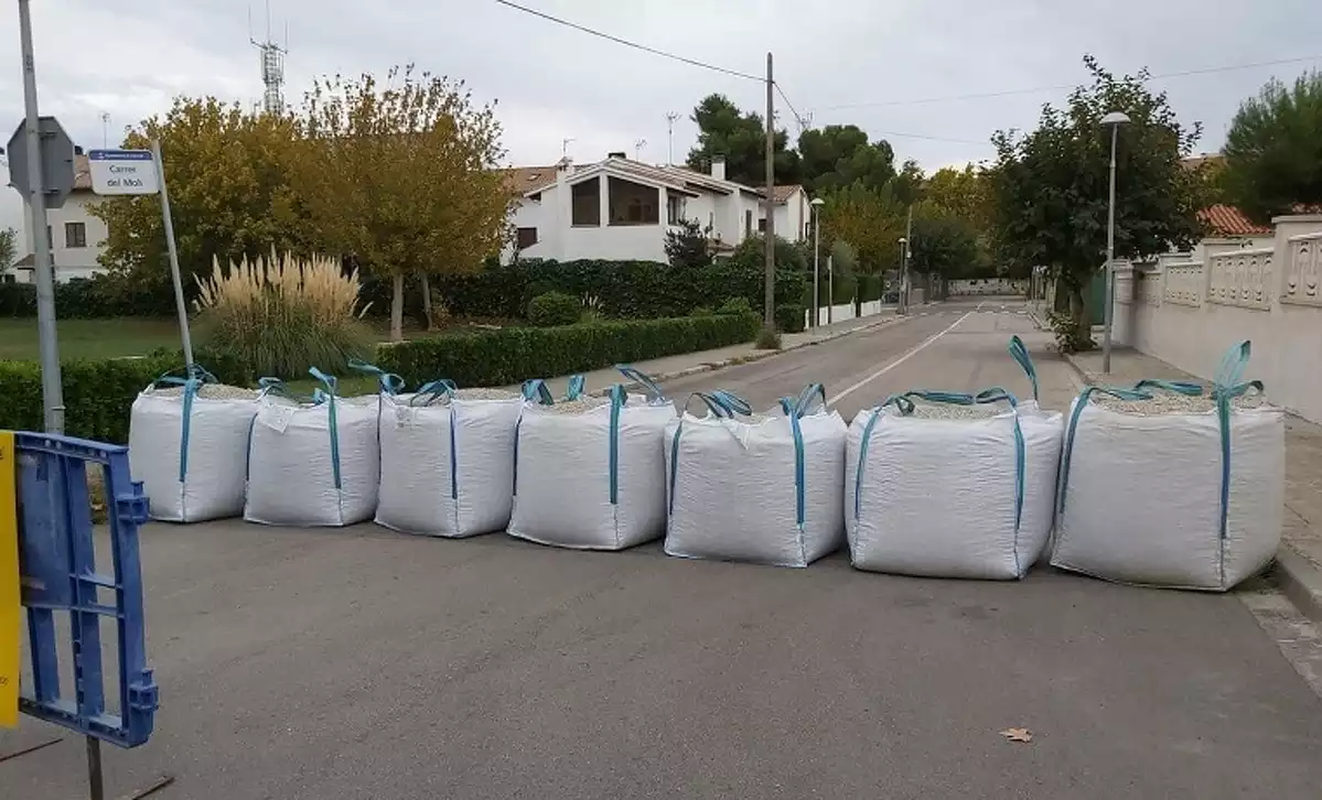 Els sacs de terra que Calafell ha posat en diversos carrers per contenir l'aigua.