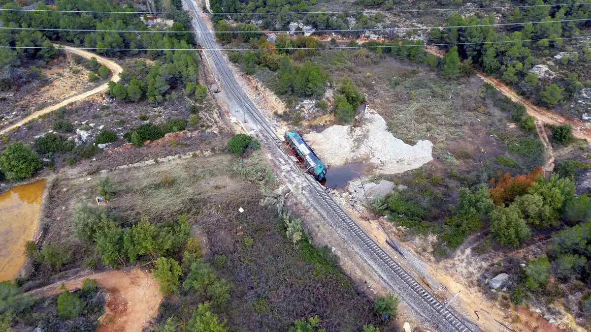 Gran pla general de la locomotora d'un tren de mercaderies bolcada al municipi de Vinaixa, a les Garrigues