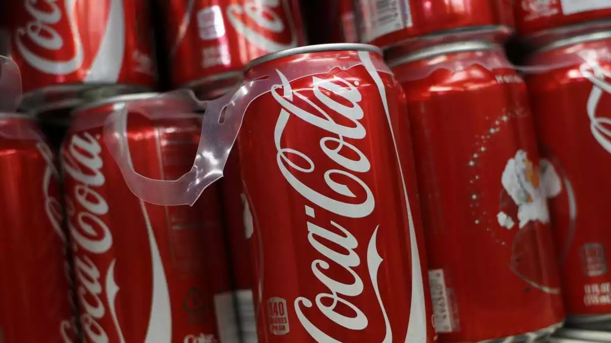 Coca-Cola comenzará a retirar las anillas de plástico de todas sus latas en Europa a partir de enero de 2020
