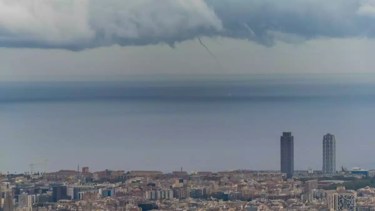 Imatge de la tromba marina avui a Barcelona