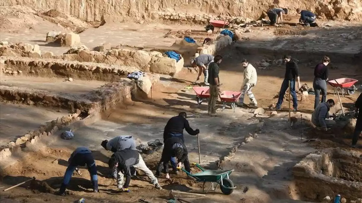 Arqueòlegs treballant en el nou jaciment trobat a Badalona