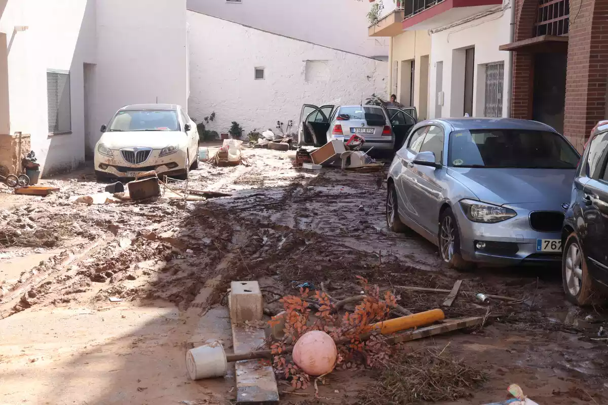 Un carrer destrossat pels aiguats a Alcanar.