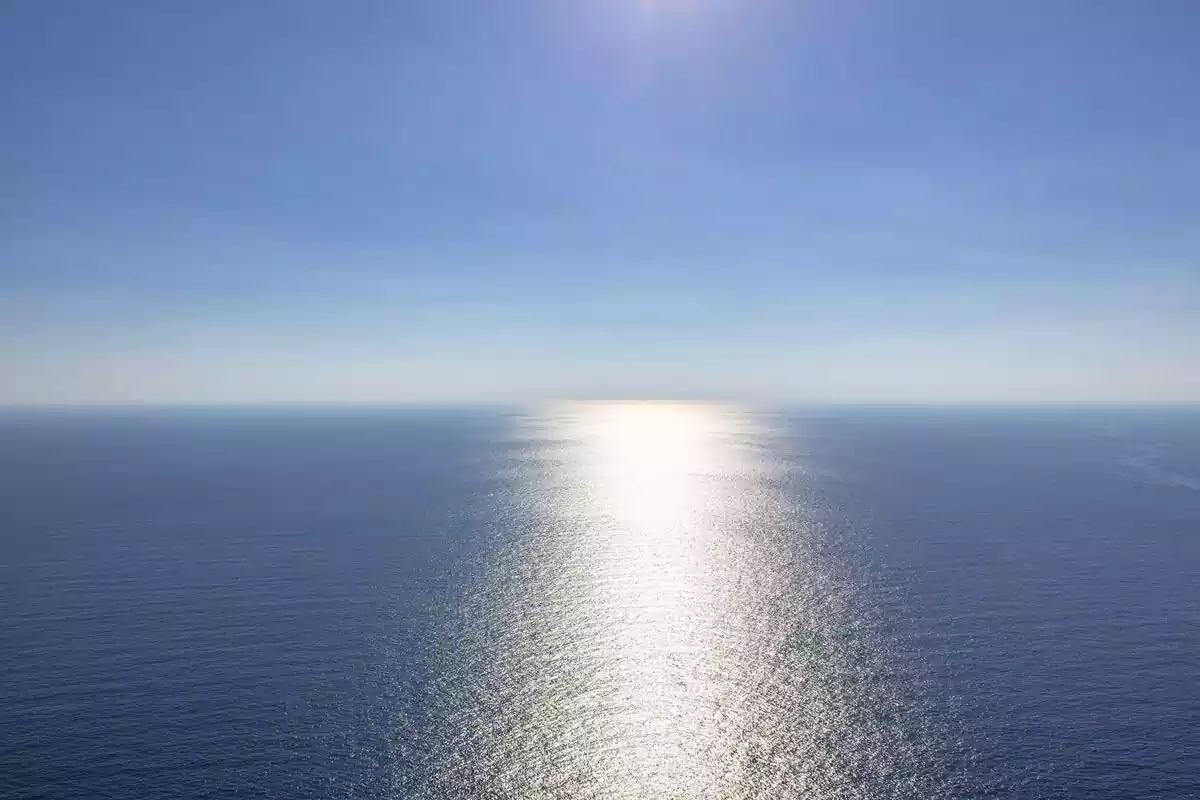 Mar con el reflejo del sol
