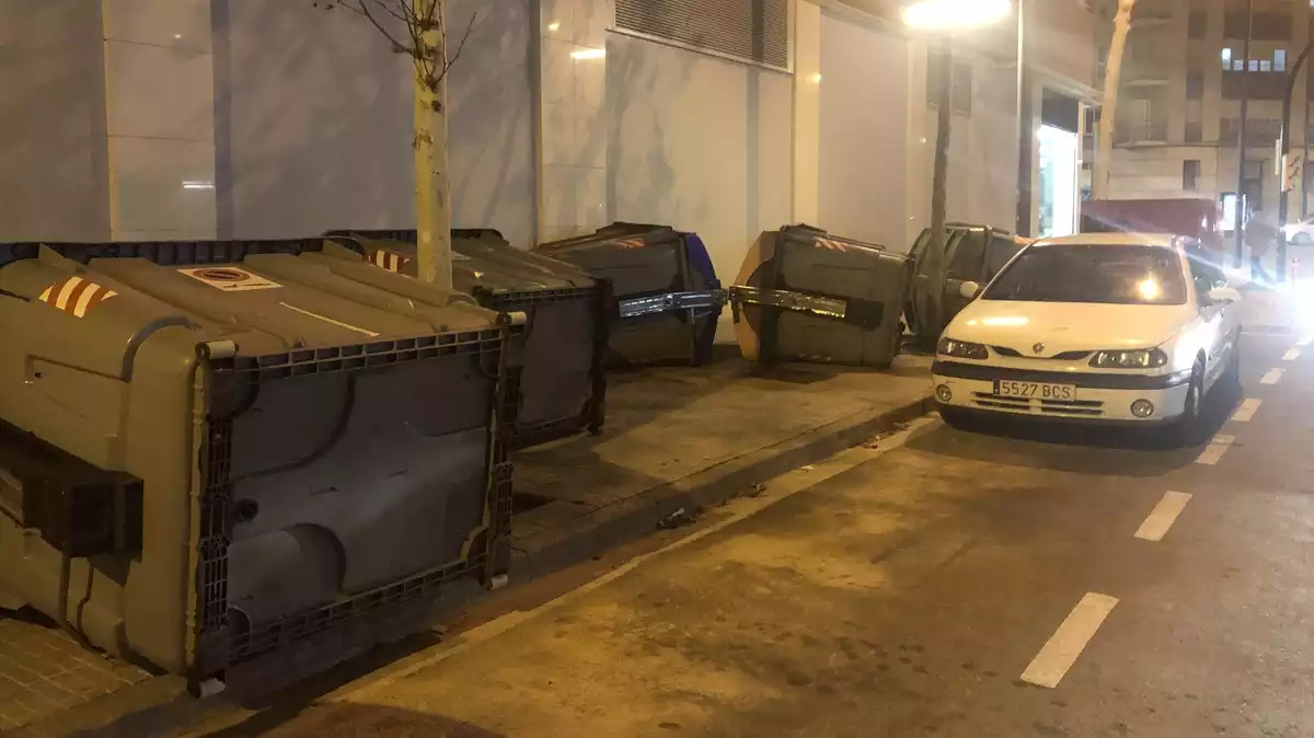 Imatge de contenidors tombats pel vent aquest dissabte a Reus
