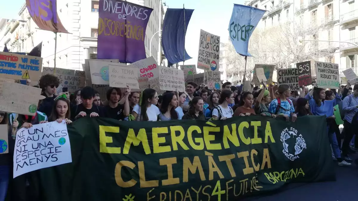 La manifestació dels estudiants contra el canvi climàtic al seu pas pel carrer Pelai de Barcelona