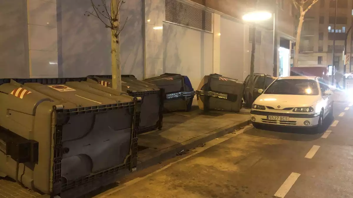 Imatge de contenidors tombats pel vent aquest dissabte a Reus