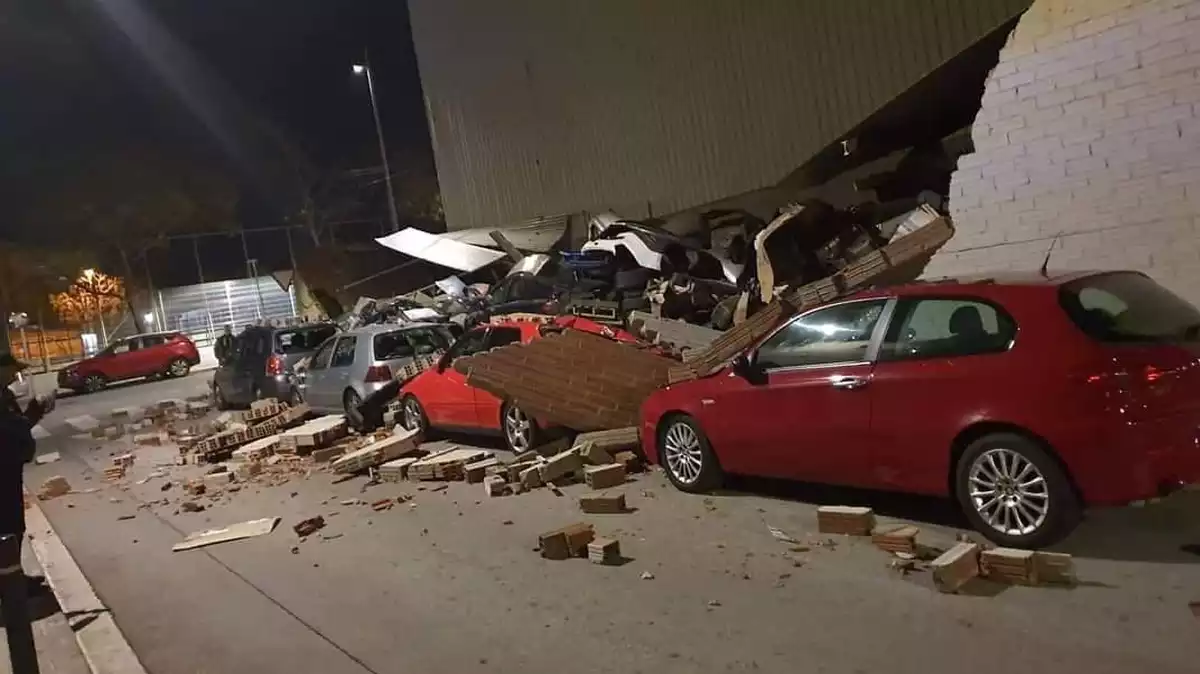 Cotxes aixafats per la caiguda d'una nau a causa del fort vent a Terrassa la nit del 21 al 22 de desembre del 2019