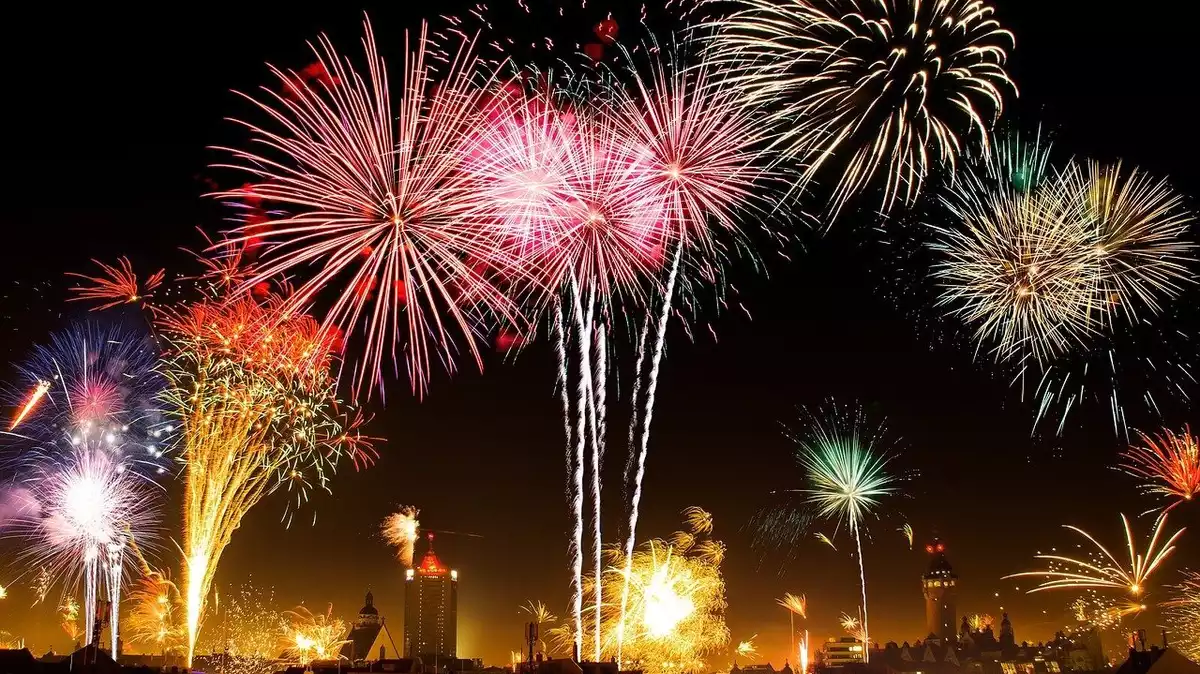 Imatges d'uns focs artificial celebrant la Nit de Cap d'Any