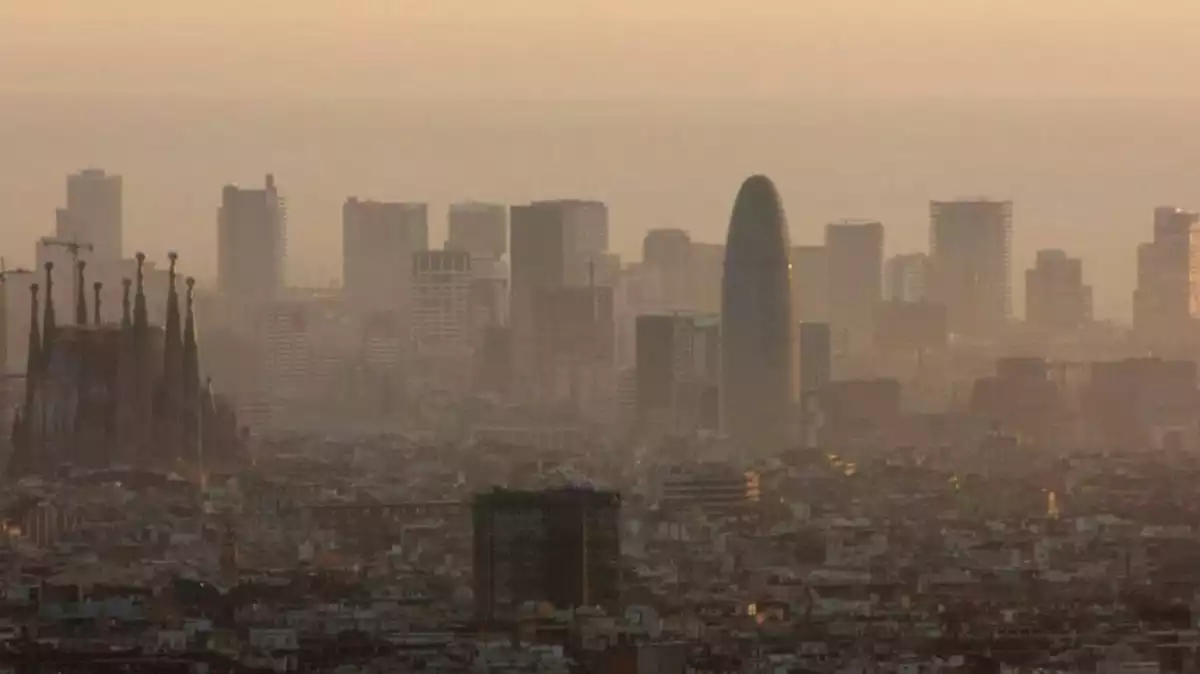 Imatge de la contaminació a la ciutat de Barcelona