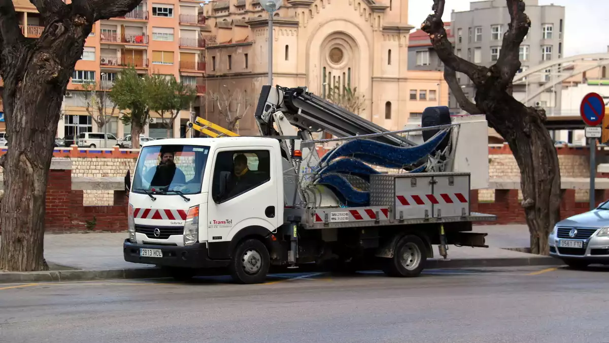 Pla general del camió de l'Ajuntament de Tortosa que ha carregat el cartell lluminós que ha caigut pel vent