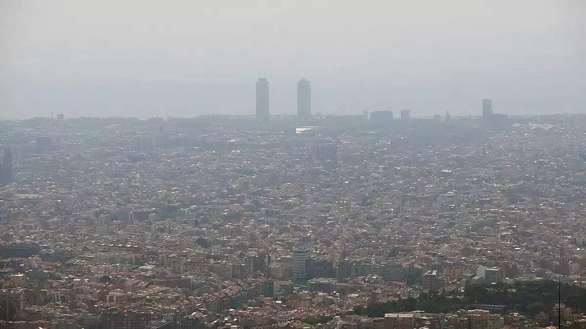 Una núvol de contaminació cubreix la ciutat de Barcelona