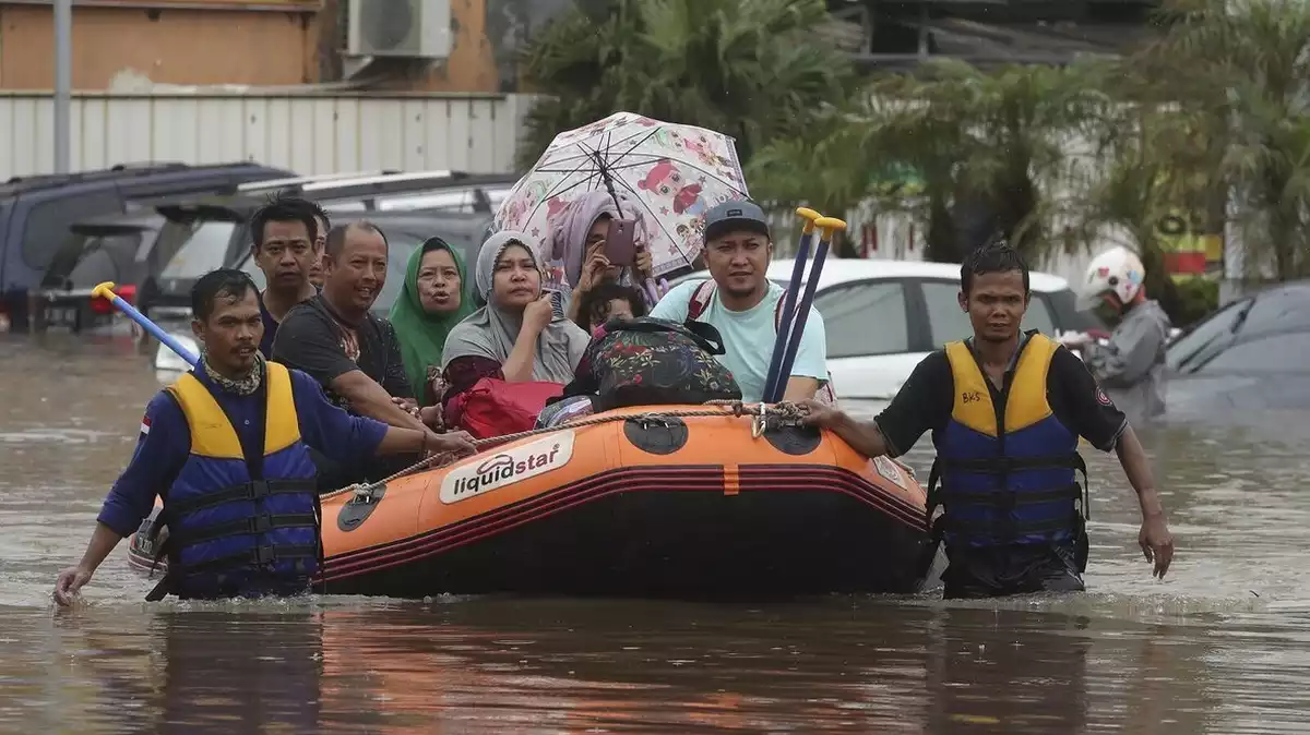 Imatge d'un grup de persones sent rescatades de les inundacions a Indonèsia